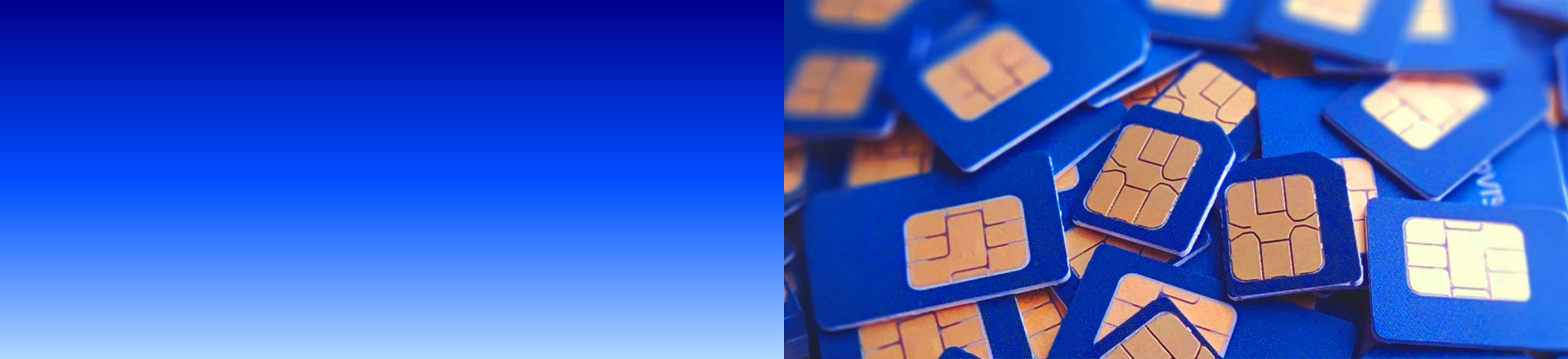 Nahaufnahme zahlreicher blauer SIM-Karten mit goldfarbenen Kontaktchips übereinander liegend, links blauer Farbverlauf.