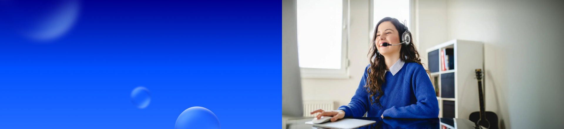 Abbildung: Frau mit Headset arbeitet am Computer