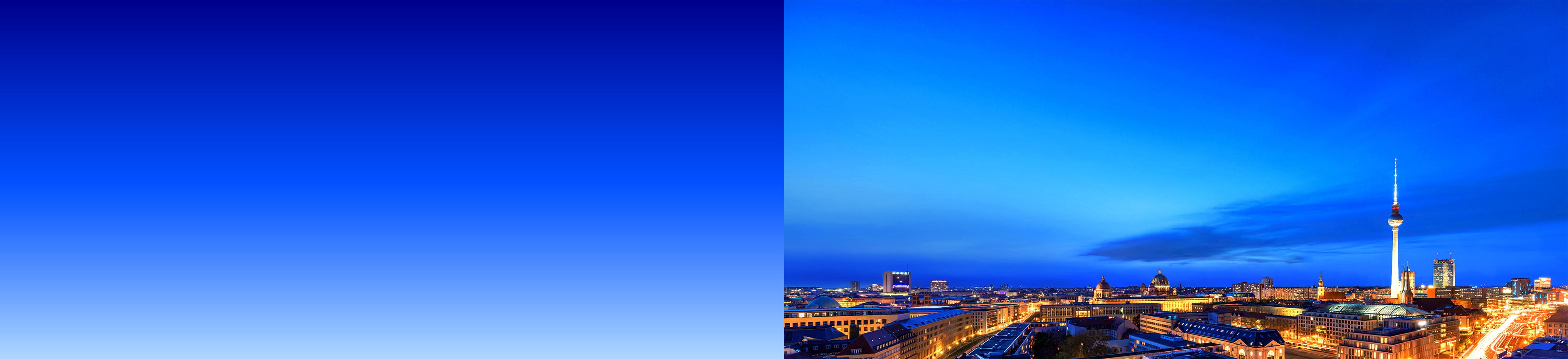Abendliche Skyline von Berlin mit beleuchtetem Fernsehturm am Alexanderplatz