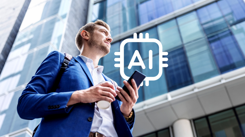 Abbildung: Mann hält ein Smartphone in der Hand, hinter ihm ist ein weißes Icon AI abgebildet