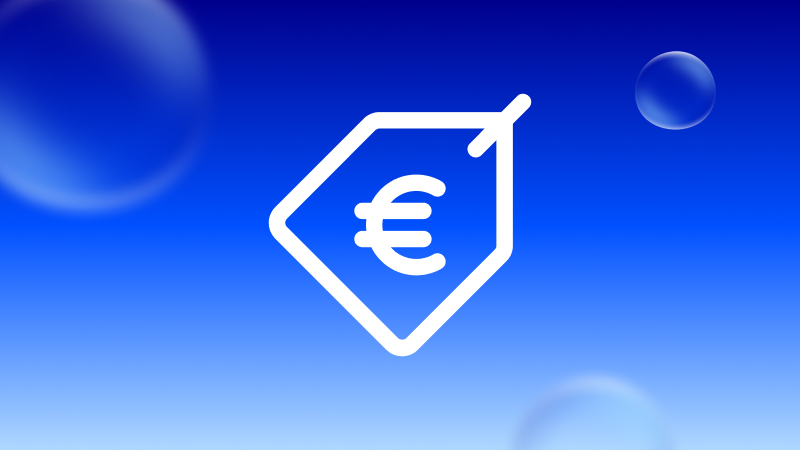 Weißes Symbol eines Preisschilds mit Euro‑Zeichen auf blauem, nach unten hin heller werdendem Hintergrund mit transparenten, blasenartigen Formen.