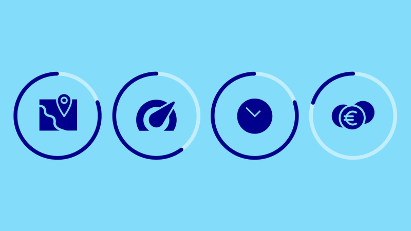 Vier blaue Symbole in Kreisen auf hellblauem Hintergrund: eine Karte mit Standortmarkierung, ein Tachometer, eine Uhr und zwei Münzen mit Euro-Symbol.