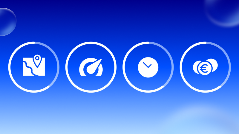 Vier weiße Symbole in Kreisen auf blauem Hintergrund: eine Karte mit Standortmarkierung, ein Tachometer, eine Uhr und zwei Münzen mit Euro-Symbol.