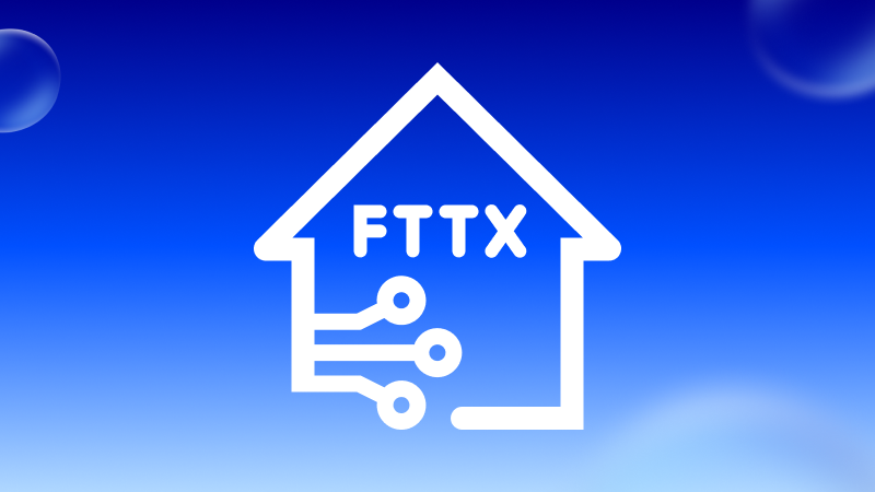 Weißes Haus-Symbol auf blauem Hintergrund mit der Aufschrift FTTH und drei stilisierten Glasfaserleitungen.