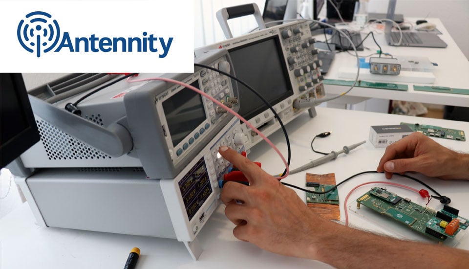 Antennity-Logo mit 3D-Antennendiagramm, Smith-Diagramm und einer Leiterplatte mit integrierter Antenne