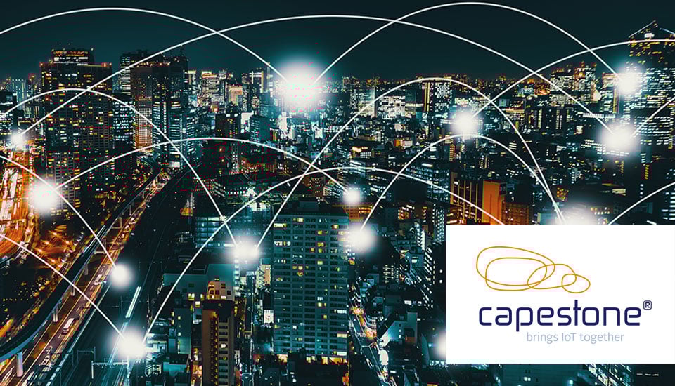 Nächtliche Großstadt mit visualisierten Netzwerkverbindungen als Symbol für IoT-Vernetzung, daneben das Capestone-Logo.