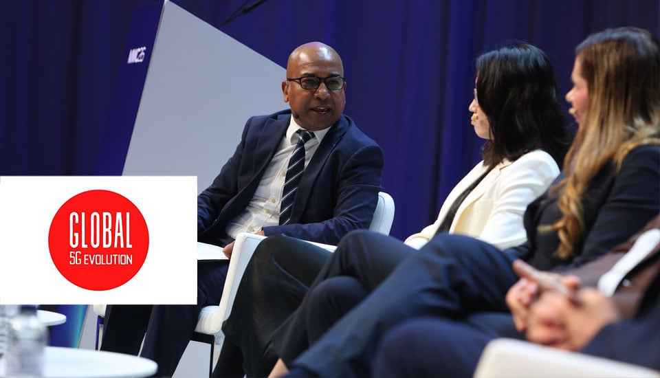 Kaneshwaran Govindasamy von Global 5G Evolution im Panel-Gespräch auf der Bühne mit zwei weiteren Gästen.