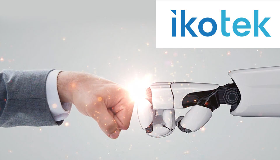 Ikotek – Your Trusted IoT ODM Partner: Menschliche Hand und Roboterhand beim Faust-Bump als Symbol für die Zusammenarbeit zwischen Mensch und Technologie