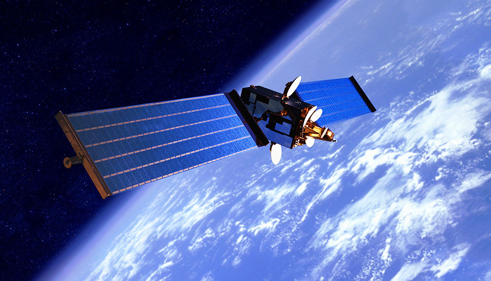 Satellit im Erdorbit als Symbol für Satelliten-IoT und hybride Netzarchitektur aus terrestrischem 5G und Satellitenkonnektivität