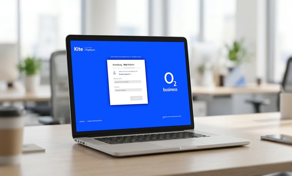 Laptop auf einem Schreibtisch mit Login-Maske der Kite Platform von o2 Business auf dem Bildschirm.