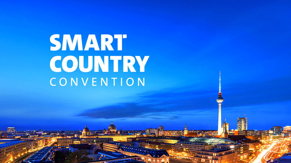 Berliner Skyline zur blauen Stunde mit beleuchtetem Fernsehturm und Berliner Dom