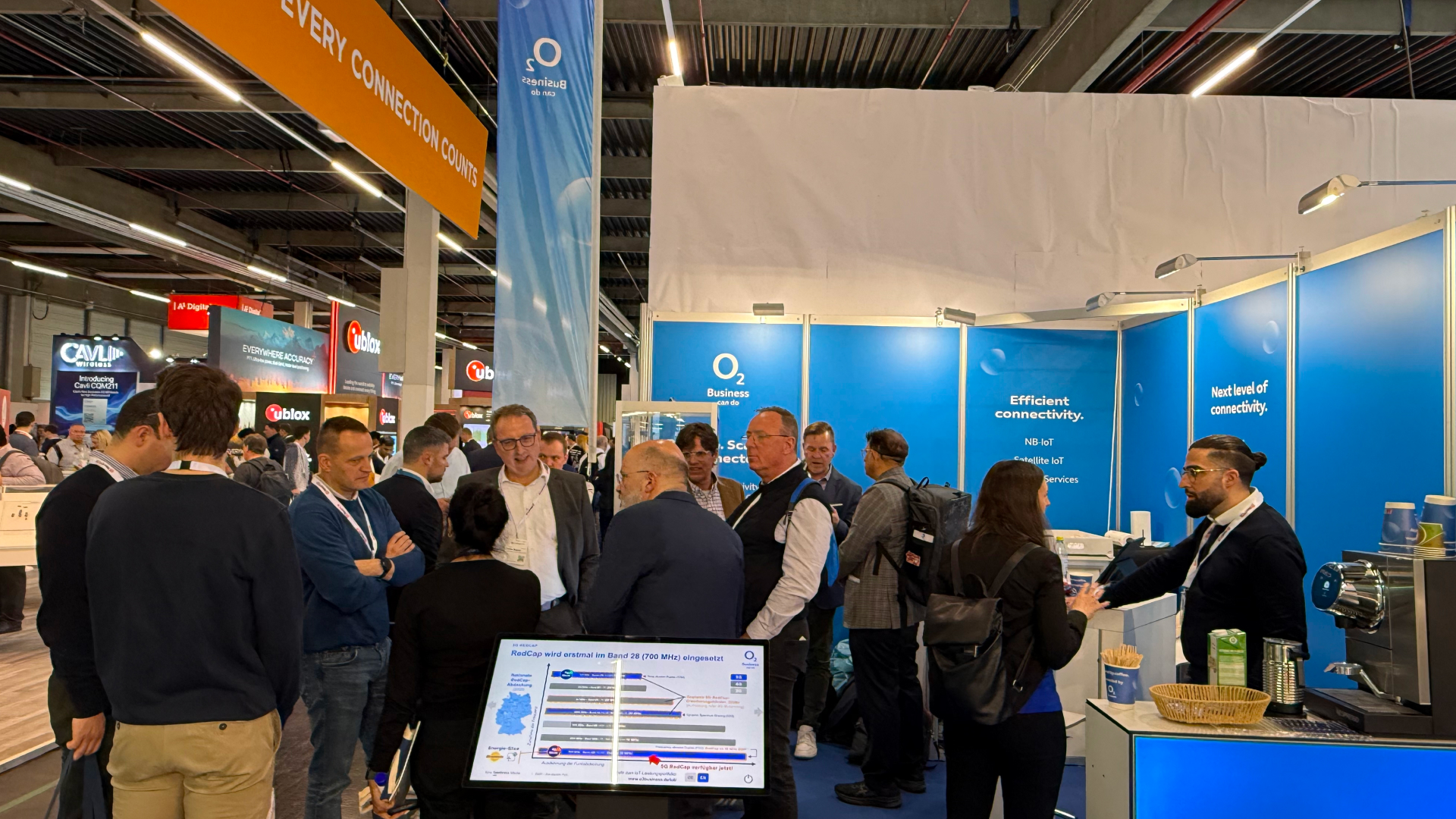 Abbildung des Messestandes von o2 Business mit vielen Besuchern