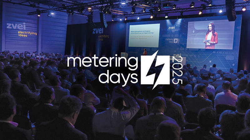 Abbildung: Konferenzsaal mit großem Publikum und Vortragender auf der Bühne. Schriftzug: „metering days 2025 – 28.+29. Oktober 2025, Fulda“